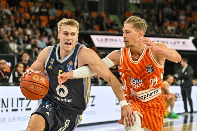 GER, BBL, ratiopharm Ulm vs Alba Berlin 22 04 2026, ratiopharm arena, Neu Ulm, GER, BBL, ratiopharm Ulm vs Alba Berlin, pictured Sam Griesel Berlin, 5 , Thomas Klepeisz Ulm, 22 nordphotoxGmbHx xHafner nph00200