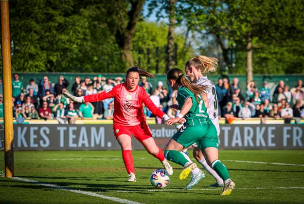 Germany Womens Bundesliga 2025 2026, Matchday 17 Werder Bremen vs VfL Wolfsburg Weser Stadion Place 11 Bremen Goal chance Chiara D Angelo Werder Bremen Women, 2 Martina TufekoviÄ‡ Martina Tufekovic VfL Wolfsburg Women, 21 Bremen Copyright: xAymanxAlahmedx