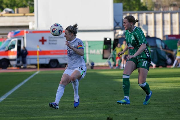 22 04 2026, xgrfx, Soccer Google Pixel Women Bundesliga, SV Werder Bremen VfL Wolfsburg v l Svenja Huth VfL Wolfsburg , Sarah Gutmann Werder Bremen DFL DFB REGULATIONS PROHIBIT ANY USE OF PHOTOGRAPHS as IMAGE SEQUENCES and or QUASI VIDEO Bremen