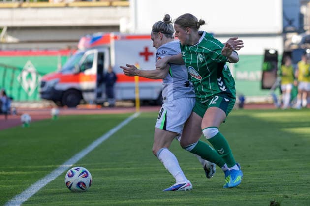 22 04 2026, xgrfx, Soccer Google Pixel Women Bundesliga, SV Werder Bremen VfL Wolfsburg v l Svenja Huth VfL Wolfsburg , Sarah Gutmann Werder Bremen DFL DFB REGULATIONS PROHIBIT ANY USE OF PHOTOGRAPHS as IMAGE SEQUENCES and or QUASI VIDEO Bremen