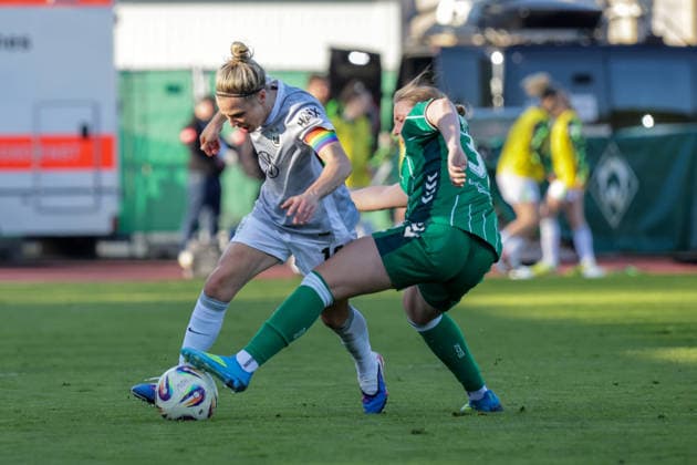 22 04 2026, xgrfx, Soccer Google Pixel Women Bundesliga, SV Werder Bremen VfL Wolfsburg v l Svenja Huth VfL Wolfsburg , Sarah Gutmann Werder Bremen DFL DFB REGULATIONS PROHIBIT ANY USE OF PHOTOGRAPHS as IMAGE SEQUENCES and or QUASI VIDEO Bremen