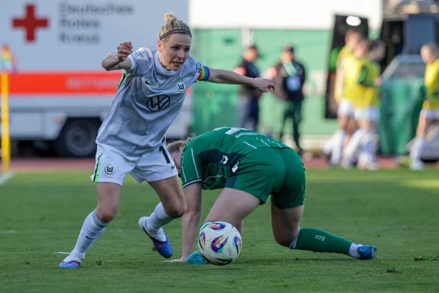 22 04 2026, xgrfx, Soccer Google Pixel Women Bundesliga, SV Werder Bremen VfL Wolfsburg v l Svenja Huth VfL Wolfsburg , Sarah Gutmann Werder Bremen DFL DFB REGULATIONS PROHIBIT ANY USE OF PHOTOGRAPHS as IMAGE SEQUENCES and or QUASI VIDEO Bremen