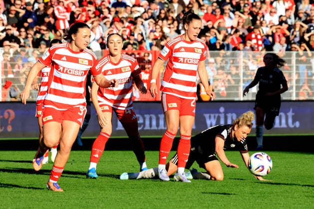 DEU, 2 BL, Frauen, 1 FC Union vs Bayern Muenchen, 22 04 2026, Stadion Alte Foersterei, Berlin, DEU, 2 BL, Frauen, 1 FC Union vs Bayern Muenchen, im Bild Anna Weiss 1 FC Union Berlin 21 , Kamber Lia 1 FC Union Berlin 41 , Helgesen Silje 1 FC Union Berlin 3 , Dallmann Linda FC Bayern Muenchen 10 DFL regulations prohibit any use of Photographs as image sequences and or quasi video nordphotoxGmbHx xEngler nph00076