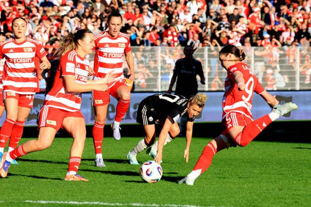 DEU, 2 BL, Frauen, 1 FC Union vs Bayern Muenchen, 22 04 2026, Stadion Alte Foersterei, Berlin, DEU, 2 BL, Frauen, 1 FC Union vs Bayern Muenchen, im Bild Sophie Weidauer 1 FC Union Berlin 9 , Anna Weiss 1 FC Union Berlin 21 , Kamber Lia 1 FC Union Berlin 41 , Helgesen Silje 1 FC Union Berlin 3 , Dallmann Linda FC Bayern Muenchen 10 DFL regulations prohibit any use of Photographs as image sequences and or quasi video nordphotoxGmbHx xEngler nph00076