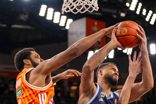 easyCredit BBL Ratiopharm Ulm vs Alba Berlin 22 04 2026 Ulm, GERMANY 22 April 2026 Joel Soriano Ratiopharm Ulm, 12 prevents Norris Agbakoko Alba Berlin, 17 from shooting during the game between Ratiopharm Ulm and Alba Berlin on matchday 33 of the easyCredit BBL at the ratiopharm Arena Ulm Copyright: xBEAUTIFULxSPORTS Steinx