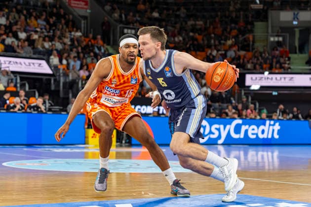 easyCredit BBL Ratiopharm Ulm vs Alba Berlin 22 04 2026 Ulm, GERMANY 22 April 2026 Justin Simon Ratiopharm Ulm, 15 defends against Martin Hermannsson ALBA BERLIN, 15 during the match between Ratiopharm Ulm and Alba Berlin on matchday 33 of the easyCredit BBL at the ratiopharm Arena Ulm Copyright: xBEAUTIFULxSPORTS Steinx