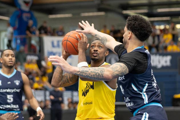 Landrius Horton Dziki, 1 , Mouhamed Barro CSO, 24 , CSO Voluntari vs Dziki Warszawa, European North Basketball League, Final Four, Semifinal 2025 26, Romania, Poland, 22 04 2026 Weissenfels Stadthalle Sachsen Anhalt Germany