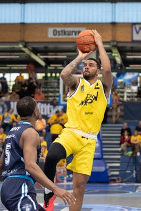 Michael Anthony Caffey CSO, 5 , Darnell Edge Dziki, 2 , CSO Voluntari vs Dziki Warszawa, European North Basketball League, Final Four, Semifinal 2025 26, Romania, Poland, 22 04 2026 Weissenfels Stadthalle Sachsen Anhalt Germany