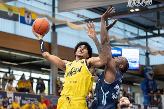 Rivaldo Soares Dziki, 4 , Solomon Devin Young CSO, 33 , CSO Voluntari vs Dziki Warszawa, European North Basketball League, Final Four, Semifinal 2025 26, Romania, Poland, 22 04 2026 Weissenfels Stadthalle Sachsen Anhalt Germany