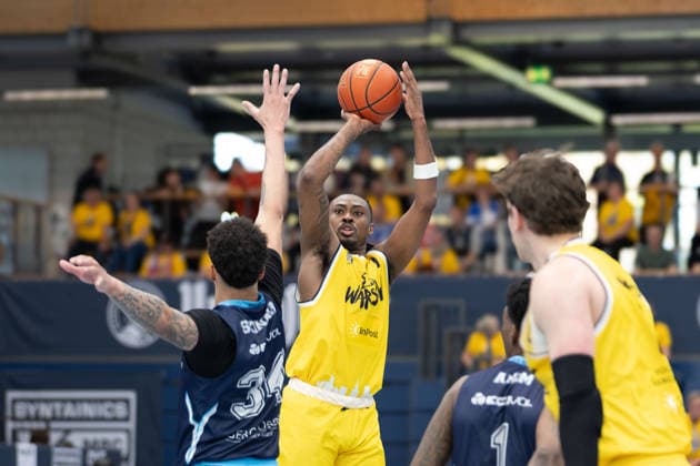 Lee Edward Skinner CSO, 34 , Landrius Horton Dziki, 1 CSO Voluntari vs Dziki Warszawa, European North Basketball League, Final Four, Semifinal 2025 26, Romania, Poland, 22 04 2026 Weissenfels Stadthalle Sachsen Anhalt Germany