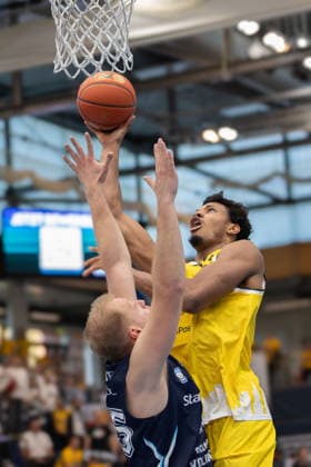 Tudor George Girbea CSO, 35 , Ody Oguama Dzigi, 25 , CSO Voluntari vs Dziki Warszawa, European North Basketball League, Final Four, Semifinal 2025 26, Romania, Poland, 22 04 2026 Weissenfels Stadthalle Sachsen Anhalt Germany