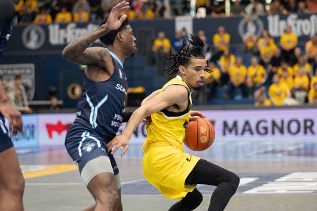 Sacar Kofi Assante Anim CSO, 1 , Tahlik Chavez Dzigi, 16 , CSO Voluntari vs Dziki Warszawa, European North Basketball League, Final Four, Semifinal 2025 26, Romania, Poland, 22 04 2026 Weissenfels Stadthalle Sachsen Anhalt Germany
