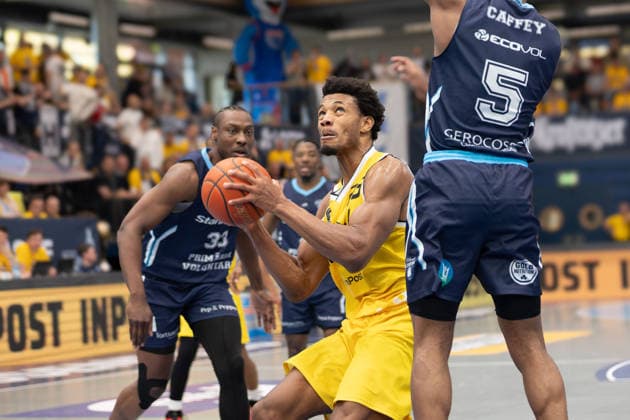 Solomon Devin Young CSO, 33 , Ody Oguama Dzigi, 25 , Michael Anthony Caffey CSO, 5 , CSO Voluntari vs Dziki Warszawa, European North Basketball League, Final Four, Semifinal 2025 26, Romania, Poland, 22 04 2026 Weissenfels Stadthalle Sachsen Anhalt Germany
