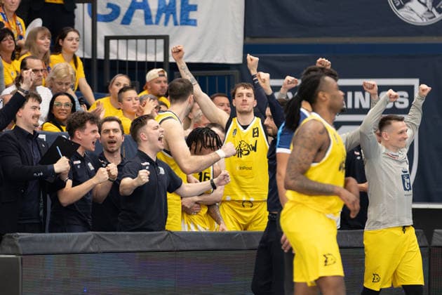 Dziki Warszawa players cheer after 87 80 victory, CSO Voluntari vs Dziki Warszawa, European North Basketball League, Final Four, Semifinal 2025 26, Romania, Poland, 22 04 2026 Weissenfels Stadthalle Sachsen Anhalt Germany
