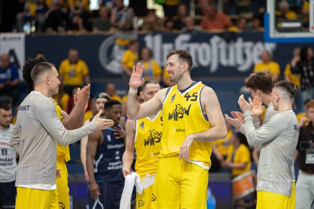 Dziki Warszawa players cheer after 87 80 victory, CSO Voluntari vs Dziki Warszawa, European North Basketball League, Final Four, Semifinal 2025 26, Romania, Poland, 22 04 2026 Weissenfels Stadthalle Sachsen Anhalt Germany
