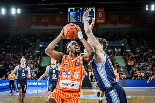 Neu Ulm, Germany, 22 04 26 Justin Simon ratiopharm ulm and Malte Delow ALBA Berlin battle for the ball during the Basketball Bundesliga match between ratiopharm ulm vs ALBA Berlin at ratiopharm Arena on April 22, 2026 in Neu Ulm, Germany Photo by Harry Langer DeFodi Images ratiopharm Arena, Germany, 22 04 26 Justin Simon ratiopharm ulm and Malte Delow ALBA Berlin battle for the ball during the Basketball Bundesliga match between ratiopharm ulm vs ALBA Berlin at Neu Ulm on April 22, 2026 in ratiopharm Arena, Germany Photo by Harry Langer DeFodi Images Photo by Harry Langer DeFodi Images