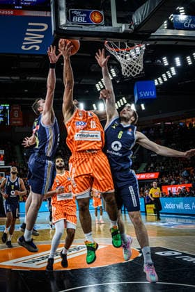 Neu Ulm, Germany, 22 04 26 Mark Smith ratiopharm ulm and Malte Delow ALBA Berlin battle for the ball during the Basketball Bundesliga match between ratiopharm ulm vs ALBA Berlin at ratiopharm Arena on April 22, 2026 in Neu Ulm, Germany Photo by Harry Langer DeFodi Images ratiopharm Arena, Germany, 22 04 26 Mark Smith ratiopharm ulm and Malte Delow ALBA Berlin battle for the ball during the Basketball Bundesliga match between ratiopharm ulm vs ALBA Berlin at Neu Ulm on April 22, 2026 in ratiopharm Arena, Germany Photo by Harry Langer DeFodi Images Photo by Harry Langer DeFodi Images