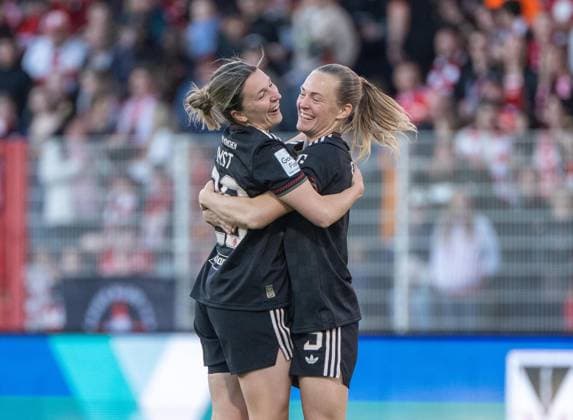 Soccer, Women, Season 2025 2026, Google Pixel Women Bundesliga 23 Matchday , 1 FC Union Berlin FC Bayern Munich, f l Barbara Dunst FC Bayern Munich , Magdalena Eriksson FC Bayern Munich , Cheering after goal to 1 2, 22 04 2026, Copyright: xMatthiasxKochx