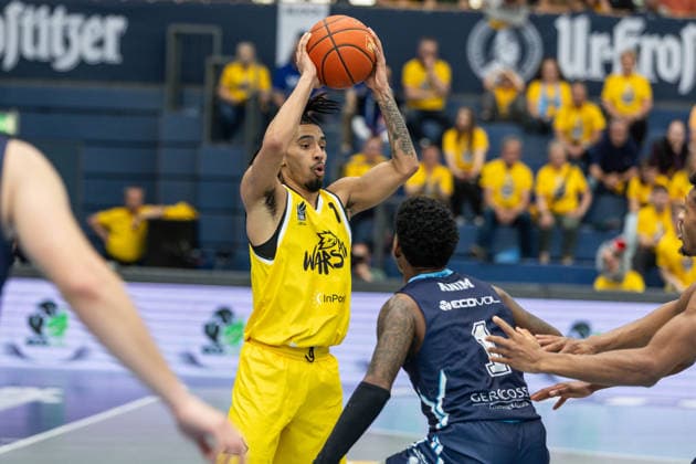 GER, ENBL VIMODROM Final 4, Semifinal 1, CSO Voluntari Dziki Warsaw 22 04 2026, Stadthalle, Weißenfels, GER, ENBL VIMODROM Final 4, Semifinal 1, CSO Voluntari Dziki Warsaw Tahlik Chavez Dziki Warsaw, 16 , Sacar Anim CSO Voluntari, 1 Â Foto Alexander Trienitz Weißenfels Stadthalle Sachsen Anhalt Germany