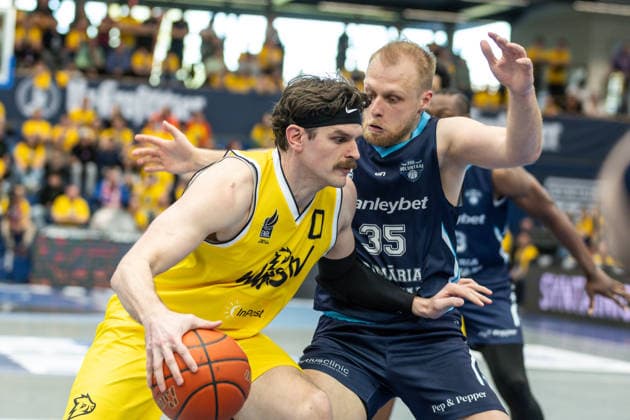 GER, ENBL VIMODROM Final 4, Semifinal 1, CSO Voluntari Dziki Warsaw 22 04 2026, Stadthalle, Weißenfels, GER, ENBL VIMODROM Final 4, Semifinal 1, CSO Voluntari Dziki Warsaw Bennett Vander Plas Dziki Warsaw, 0 , Tudorx Girbea CSO Voluntari, 35 Â Foto Alexander Trienitz Weißenfels Stadthalle Sachsen Anhalt Germany