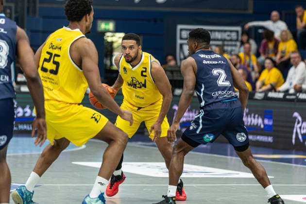 GER, ENBL VIMODROM Final 4, Semifinal 1, CSO Voluntari Dziki Warsaw 22 04 2026, Stadthalle, Weißenfels, GER, ENBL VIMODROM Final 4, Semifinal 1, CSO Voluntari Dziki Warsaw Darnell Edge Dziki Warsaw, 2 , Giordan Watson CSO Voluntari, 2 Â Foto Alexander Trienitz Weißenfels Stadthalle Sachsen Anhalt Germany