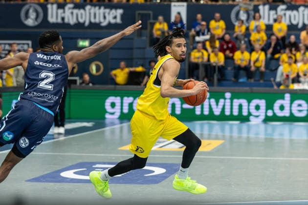 GER, ENBL VIMODROM Final 4, Semifinal 1, CSO Voluntari Dziki Warsaw 22 04 2026, Stadthalle, Weißenfels, GER, ENBL VIMODROM Final 4, Semifinal 1, CSO Voluntari Dziki Warsaw Tahlik Chavez Dziki Warsaw, 16 , Giordan Watson CSO Voluntari, 2 Â Foto Alexander Trienitz Weißenfels Stadthalle Sachsen Anhalt Germany
