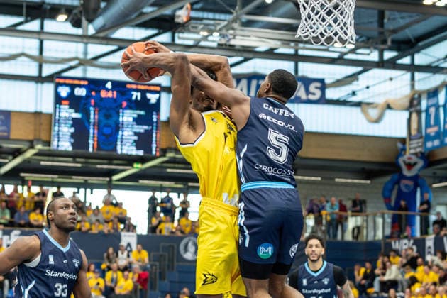 GER, ENBL VIMODROM Final 4, Semifinal 1, CSO Voluntari Dziki Warsaw 22 04 2026, Stadthalle, Weißenfels, GER, ENBL VIMODROM Final 4, Semifinal 1, CSO Voluntari Dziki Warsaw Benjamin Obem Dziki Warsaw, 15 , Mike Caffey CSO Voluntari, 5 Â Photo Alexander Trienitz Weißenfels Stadthalle Sachsen Anhalt Germany