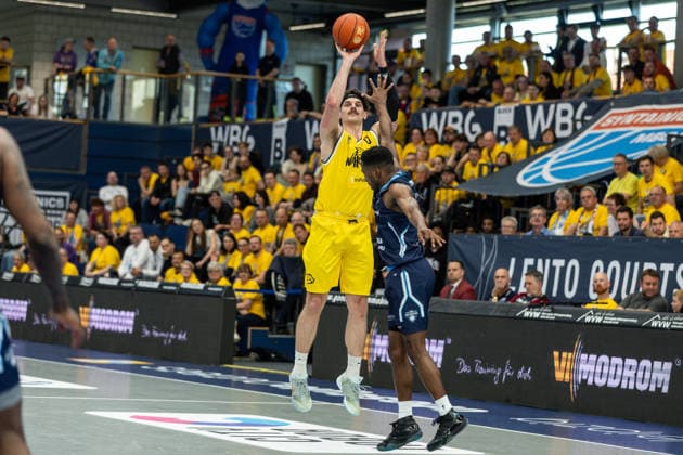 GER, ENBL VIMODROM Final 4, Semifinal 1, CSO Voluntari Dziki Warsaw 22 04 2026, Stadthalle, Weißenfels, GER, ENBL VIMODROM Final 4, Semifinal 1, CSO Voluntari Dziki Warsaw Bennett Vander Plas Dziki Warsaw, 0 , Giordan Watson CSO Voluntari, 2 Â Foto Alexander Trienitz Weißenfels Stadthalle Sachsen Anhalt Germany