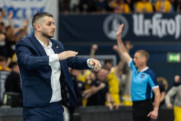 GER, ENBL VIMODROM Final 4, Semifinal 1, CSO Voluntari Dziki Warsaw 22 04 2026, Stadthalle, Weißenfels, GER, ENBL VIMODROM Final 4, Semifinal 1, CSO Voluntari Dziki Warsaw Dan Ioan Head Coach , CSO Voluntari gives hand signal  Photo Alexander Trienitz Weißenfels Stadthalle Sachsen Anhalt Germany