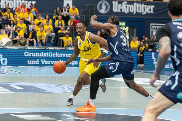 GER, ENBL VIMODROM Final 4, Semifinal 1, CSO Voluntari Dziki Warsaw 22 04 2026, Stadthalle, Weißenfels, GER, ENBL VIMODROM Final 4, Semifinal 1, CSO Voluntari Dziki Warsaw Landrius Horton Dziki Warsaw, 1 , Solomon Young CSO Voluntari, 33 Â Foto Alexander Trienitz Weißenfels Stadthalle Sachsen Anhalt Germany