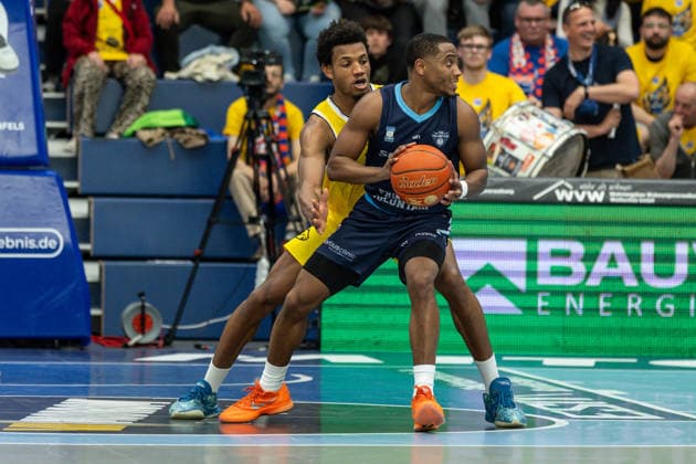 GER, ENBL VIMODROM Final 4, Semifinal 1, CSO Voluntari Dziki Warsaw 22 04 2026, Stadthalle, Weißenfels, GER, ENBL VIMODROM Final 4, Semifinal 1, CSO Voluntari Dziki Warsaw Mike Caffey CSO Voluntari, 5 Â Foto Alexander Trienitz Weißenfels Stadthalle Sachsen Anhalt Germany