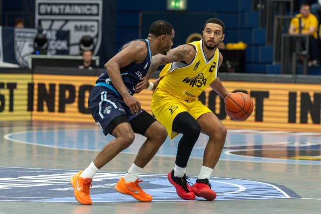 GER, ENBL VIMODROM Final 4, Semifinal 1, CSO Voluntari Dziki Warsaw 22 04 2026, Stadthalle, Weißenfels, GER, ENBL VIMODROM Final 4, Semifinal 1, CSO Voluntari Dziki Warsaw Darnell Edge Dziki Warsaw, 2 , Mike Caffey CSO Voluntari, 5 Â Foto Alexander Trienitz Weißenfels Stadthalle Sachsen Anhalt Germany