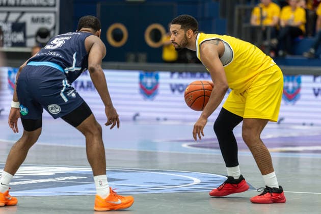 GER, ENBL VIMODROM Final 4, Semifinal 1, CSO Voluntari Dziki Warsaw 22 04 2026, Stadthalle, Weißenfels, GER, ENBL VIMODROM Final 4, Semifinal 1, CSO Voluntari Dziki Warsaw Darnell Edge Dziki Warsaw, 2 , Mike Caffey CSO Voluntari, 5 Â Foto Alexander Trienitz Weißenfels Stadthalle Sachsen Anhalt Germany