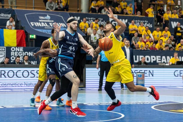 GER, ENBL VIMODROM Final 4, Semifinal 1, CSO Voluntari Dziki Warsaw 22 04 2026, Stadthalle, Weißenfels, GER, ENBL VIMODROM Final 4, Semifinal 1, CSO Voluntari Dziki Warsaw Darnell Edge Dziki Warsaw, 2 , Kodi Justice CSO Voluntari, 44 Â Foto Alexander Trienitz Weißenfels Stadthalle Sachsen Anhalt Germany