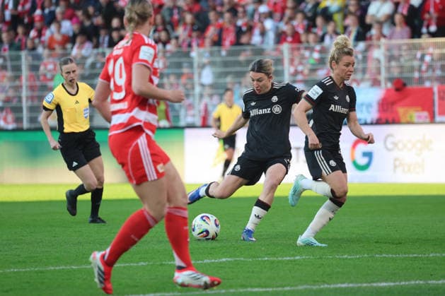 1 Soccer Bundesliga Womens Union Berlin Bayern Munich, 22 04 2026 Goal, Barbara Dunst Bayern Muenchen, 28 scores to 1 2 Right Linda Dallmann Bayern Muenchen, 10 , during the match in the 1 Soccer Bundesliga Womens Union Berlin Bayern Munich in Berlin, Stadion An der Alten Försterei , on 22 04 2026 DFB regulations prohibit any use of photographs as image sequences and or quasi video Copyright: xBEAUTIFULxSPORTS Frankex