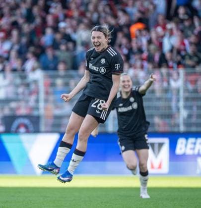 Soccer, Women, Season 2025 2026, Google Pixel Women Bundesliga 23 Matchday , 1 FC Union Berlin FC Bayern Munich, f l Barbara Dunst FC Bayern Munich , Magdalena Eriksson FC Bayern Munich , Cheering after goal to 1 2, 22 04 2026, Copyright: xMatthiasxKochx