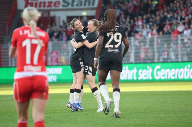 1 Soccer Bundesliga Women Union Berlin Bayern Munich, 22 04 2026 Goal celebration, cheering Barbara Dunst Bayern Muenchen, 28 cheers with Magdalena Eriksson Bayern Muenchen, 5 about the goal to 1 2, on the right Edna Imade Bayern Muenchen, 29 , during the match in the 1 Soccer Bundesliga Women Union Berlin Bayern Munich in Berlin, Stadion An der Alten Försterei , on 22 04 2026 DFB regulations prohibit any use of photographs as image sequences and or quasi video Copyright: xBEAUTIFULxSPORTS Frankex