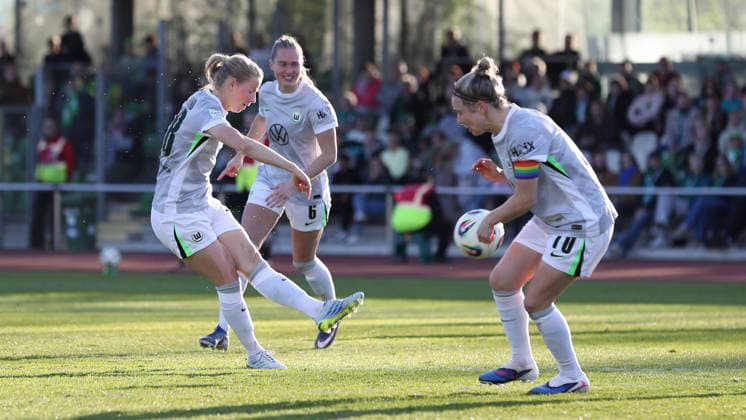 Bremen vs VfL, BL Women Bremen, 22 04 2026, Football, Women, Google Pixel Bundesliga, Season 2025 2026, SV Werder Bremen vs VfL Wolfsburg, Justine Kielland VfL Wolfsburg , Svenja Huth VfL Wolfsburg Janina Minge VfL Wolfsburg Germany
