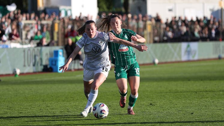 Bremen vs VfL, BL Women Bremen, 22 04 2026, Football, Women, Google Pixel Bundesliga, Season 2025 2026, SV Werder Bremen vs VfL Wolfsburg, Janou Levels VfL Wolfsburg , Michelle Weiss Werder Bremen Germany