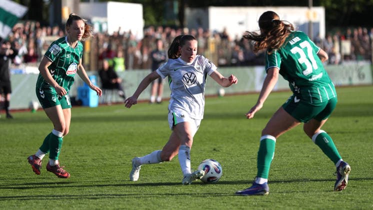 Bremen vs VfL, BL Women Bremen, 22 04 2026, Football, Women, Google Pixel Bundesliga, Season 2025 2026, SV Werder Bremen vs VfL Wolfsburg, Janou Levels VfL Wolfsburg , Lena Dahms Werder Bremen Germany