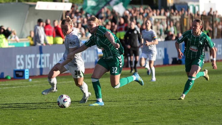 Bremen vs VfL, BL Women Bremen, 22 04 2026, Football, Women, Google Pixel Bundesliga, Season 2025 2026, SV Werder Bremen vs VfL Wolfsburg, Sarai Linder VfL Wolfsburg , Sarah Gutmann Werder Bremen Germany