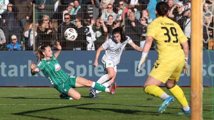 Bremen vs VfL, BL Women Bremen, 22 04 2026, Football, Women, Google Pixel Bundesliga, Season 2025 2026, SV Werder Bremen vs VfL Wolfsburg, Michelle Weiss Werder Bremen , Judit Pujols VfL Wolfsburg Germany