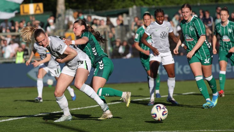 Bremen vs VfL, BL Women Bremen, 22 04 2026, Football, Women, Google Pixel Bundesliga, Season 2025 2026, SV Werder Bremen vs VfL Wolfsburg, Sarai Linder VfL Wolfsburg , Sarah Gutmann Werder Bremen Germany