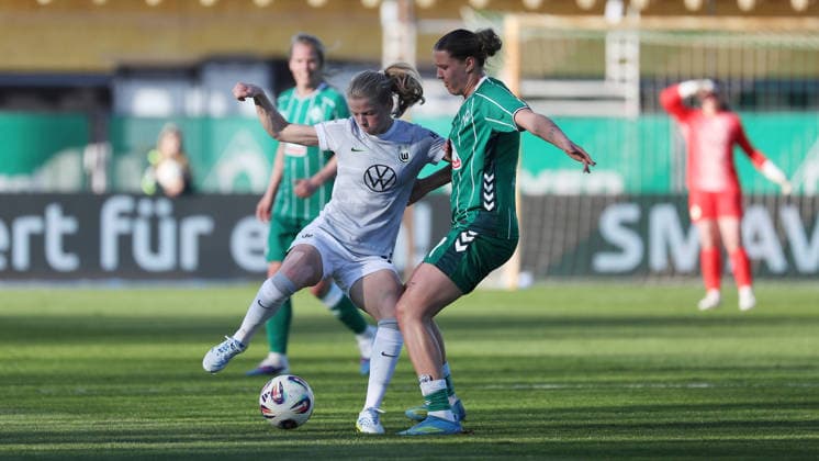 Bremen vs VfL, BL Women Bremen, 22 04 2026, Football, Women, Google Pixel Bundesliga, Season 2025 2026, SV Werder Bremen vs VfL Wolfsburg, Justine Kielland VfL Wolfsburg , Hanna Nemeth Werder Bremen Germany