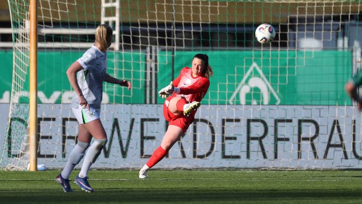 Bremen vs VfL, BL Women Bremen, 22 04 2026, Football, Women, Google Pixel Bundesliga, Season 2025 2026, SV Werder Bremen vs VfL Wolfsburg, Goalkeeper Martina Tufekovic VfL Wolfsburg Germany