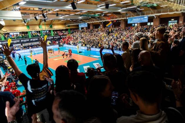 22 04 2026, GER, Volleyball, 1 Bl, Women, Season 25 26, Final PlayOff Best of 5 , VfB 91 Suhl Lotto Thueringen Dresdner SC Impression Feature shows the sold-out hall during the set win, cheering spectators fans 98527 Suhl Sporthalle Wolfsgrube Thüringen Germany