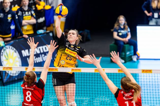 22 04 2026, GER, Volleyball, 1 Bl, Women, Season 25 26, Final PlayOff Best of 5 , VfB 91 Suhl Lotto Thueringen Dresdner SC Monika Brancuska VfB 91 Suhl Lotto Thueringen , Amanda Siksna Dresdner SC , Jette Kuipers Dresdner SC 98527 Suhl Sporthalle Wolfsgrube Thüringen Germany