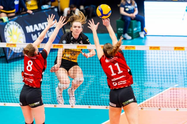 22 04 2026, GER, Volleyball, 1 Bl, Women, Season 25 26, Final PlayOff Best of 5 , VfB 91 Suhl Lotto Thueringen Dresdner SC Monika Brancuska VfB 91 Suhl Lotto Thueringen , Amanda Siksna Dresdner SC , Jette Kuipers Dresdner SC 98527 Suhl Sporthalle Wolfsgrube Thüringen Germany