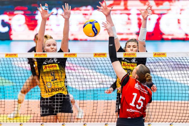 22 04 2026, GER, Volleyball, 1 Bl, Women, Season 25 26, Final PlayOff Best of 5 , VfB 91 Suhl Lotto Thueringen Dresdner SC Roosa Laakkonen VfB 91 Suhl Lotto Thueringen blocks together with Mackenzie Foley VfB 91 Suhl Lotto Thueringen the attack of Marta Kamelija Levinska Dresdner SC 98527 Suhl Sporthalle Wolfsgrube Thüringen Germany