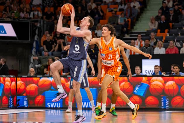 easyCredit BBL Ratiopharm Ulm vs Alba Berlin 22 04 2026 Ulm, GERMANY 22 April 2026 Alec Anigbata Ratiopharm Ulm, 21 tries to prevent Justin Bean Alba Berlin, 34 from shooting during the match between Ratiopharm Ulm and Alba Berlin on matchday 33 of the easyCredit BBL at the ratiopharm Arena Ulm Copyright: xBEAUTIFULxSPORTS Steinx